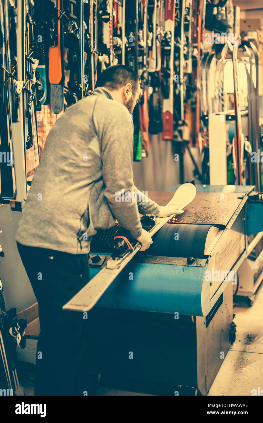 Sci e sintonizzazione reapair. Inverno shop lavoratore che fa la riparazione di base. Noleggio servizio officina Foto Stock