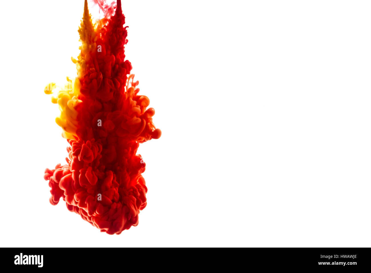 Vorticoso multicolore goccia di inchiostro in acqua crea sfondi astratti Foto Stock