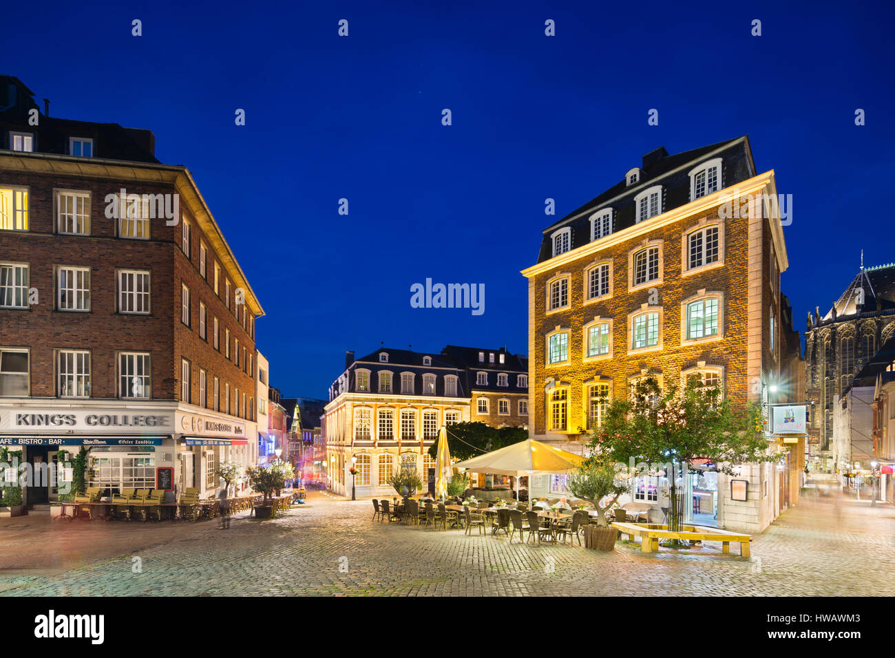 AACHEN - agosto 02: ristoranti e la Couven-Museum accanto al vecchio municipio di Aachen, Germania con night blue sky. Prese con un sistema di spostamento delle lenti su agosto Foto Stock