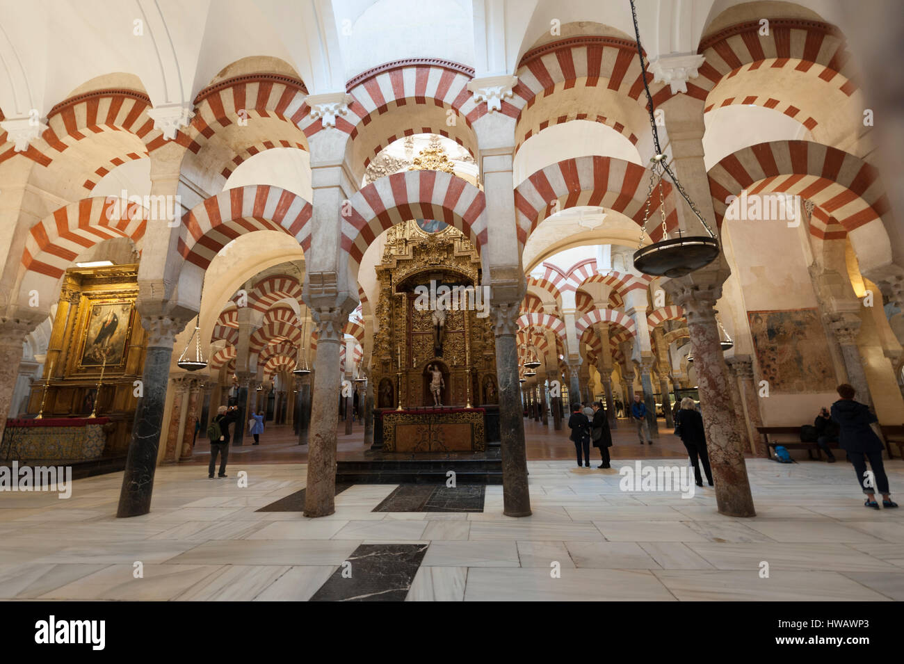 La Mezquita di Córdoba, Spagna. La sala da preghiera wth Gesù sulla croce Foto Stock