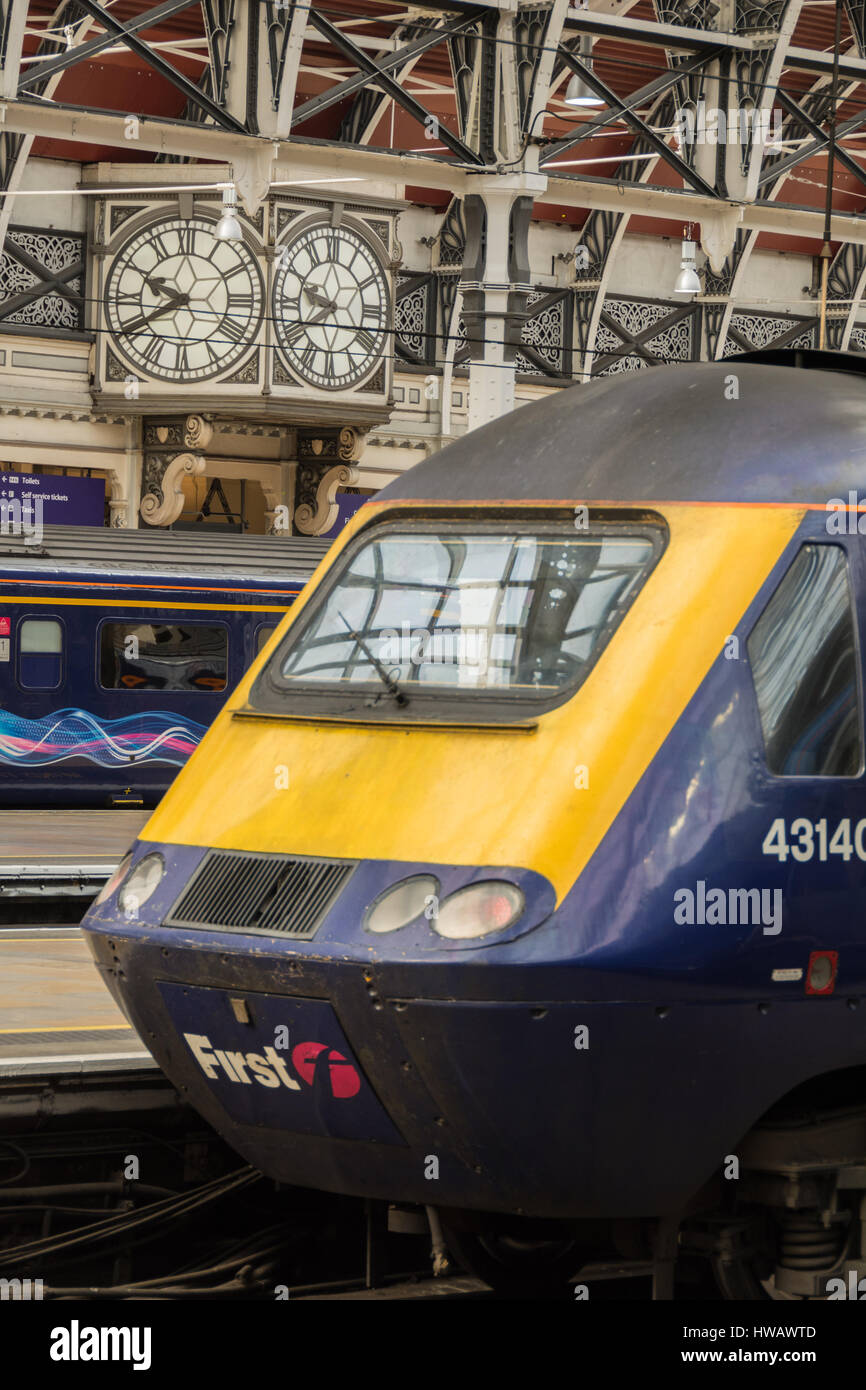 Great Western Railway HST attesa treni in partenza presso la stazione di Paddington, London, Regno Unito Foto Stock