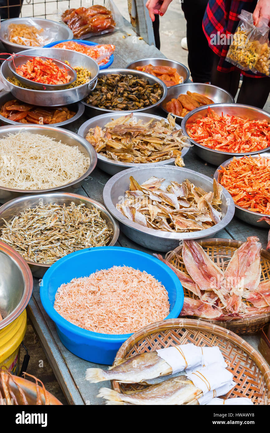 Pressione di stallo con le specialità di pesce sul mercato in Tai O, l'Isola di Lantau, Hongkong Foto Stock