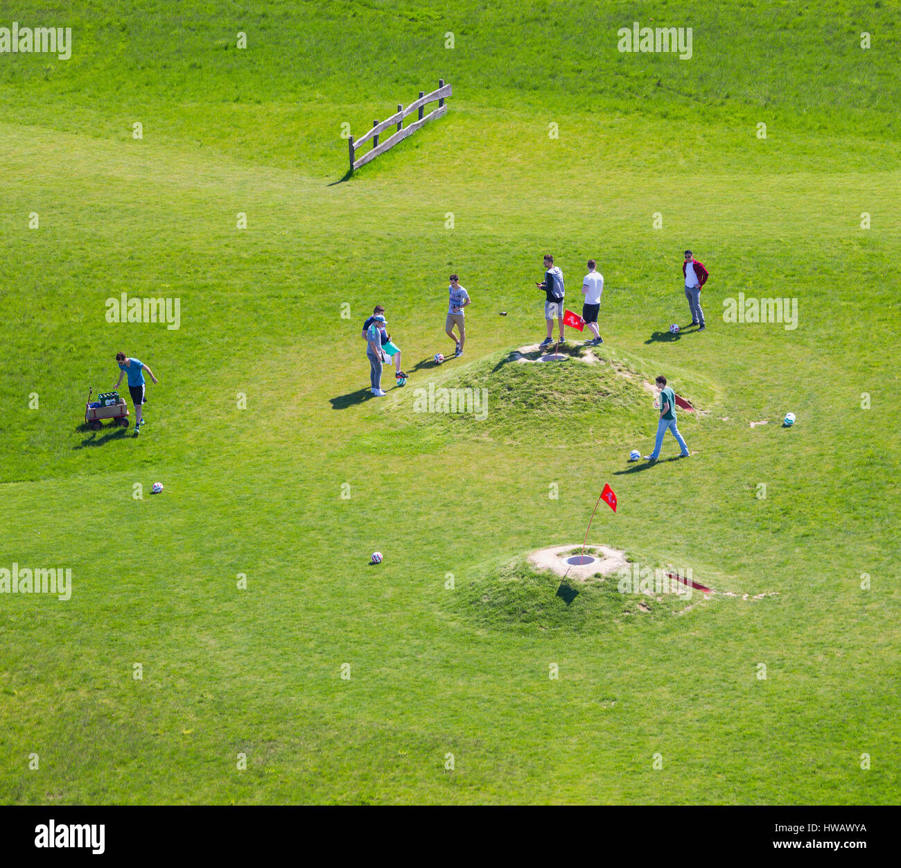 INDEN - 5 maggio: veduta aerea di persone che giocano a calcio golf su un prato verde il 5 maggio 2016. Foto Stock