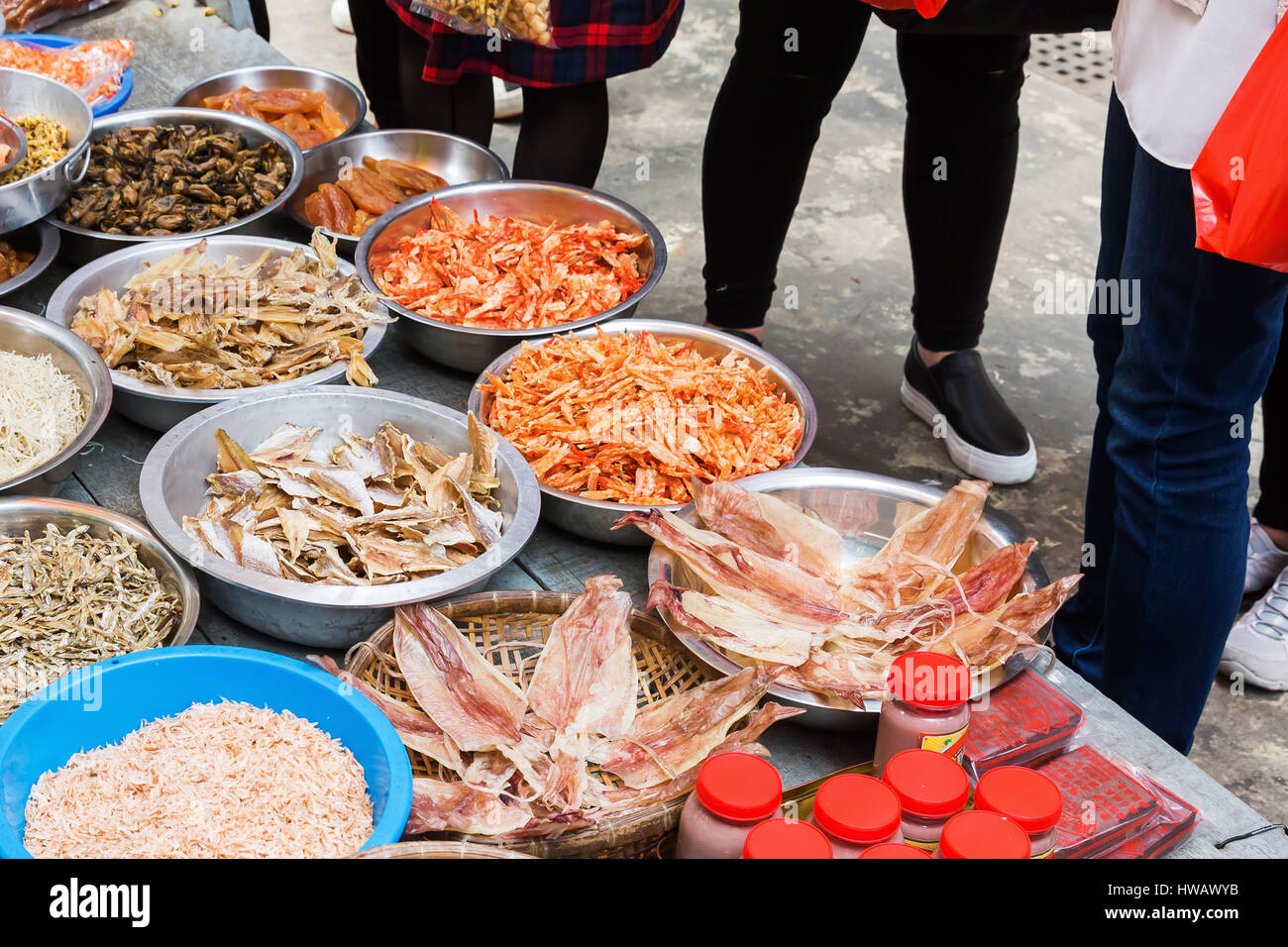 Pressione di stallo con le specialità di pesce sul mercato in Tai O, l'Isola di Lantau, Hongkong Foto Stock