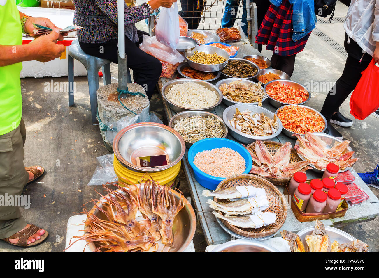 Pressione di stallo con le specialità di pesce sul mercato in Tai O, l'Isola di Lantau, Hongkong Foto Stock