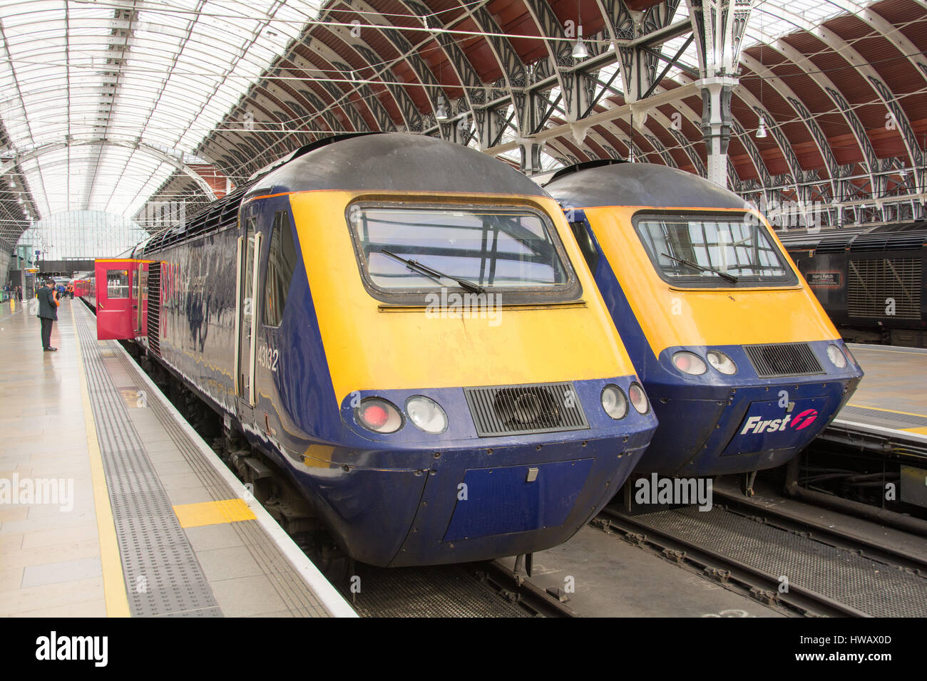 Great Western Railway HST attesa treni in partenza presso la stazione di Paddington, London, Regno Unito Foto Stock