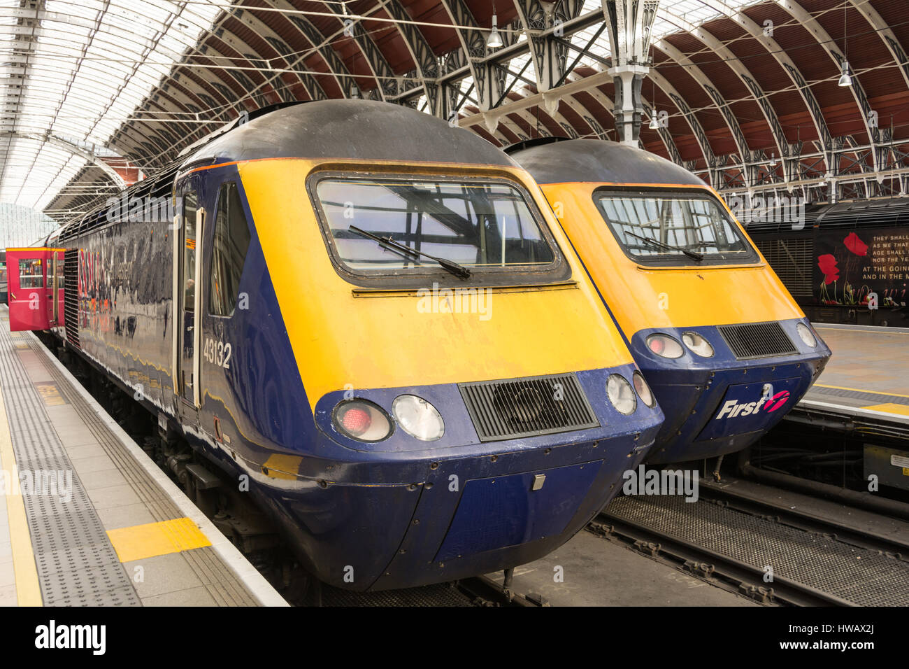 Great Western Railway HST attesa treni in partenza presso la stazione di Paddington, London, Regno Unito Foto Stock