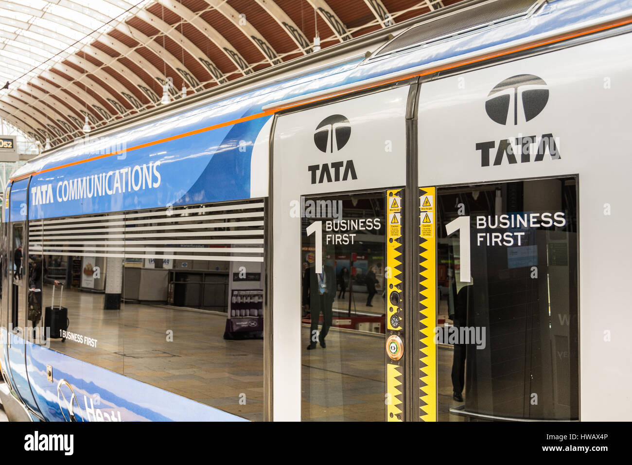 Tata Communications treno Heathrow Express alla stazione di Paddington, London, Regno Unito Foto Stock