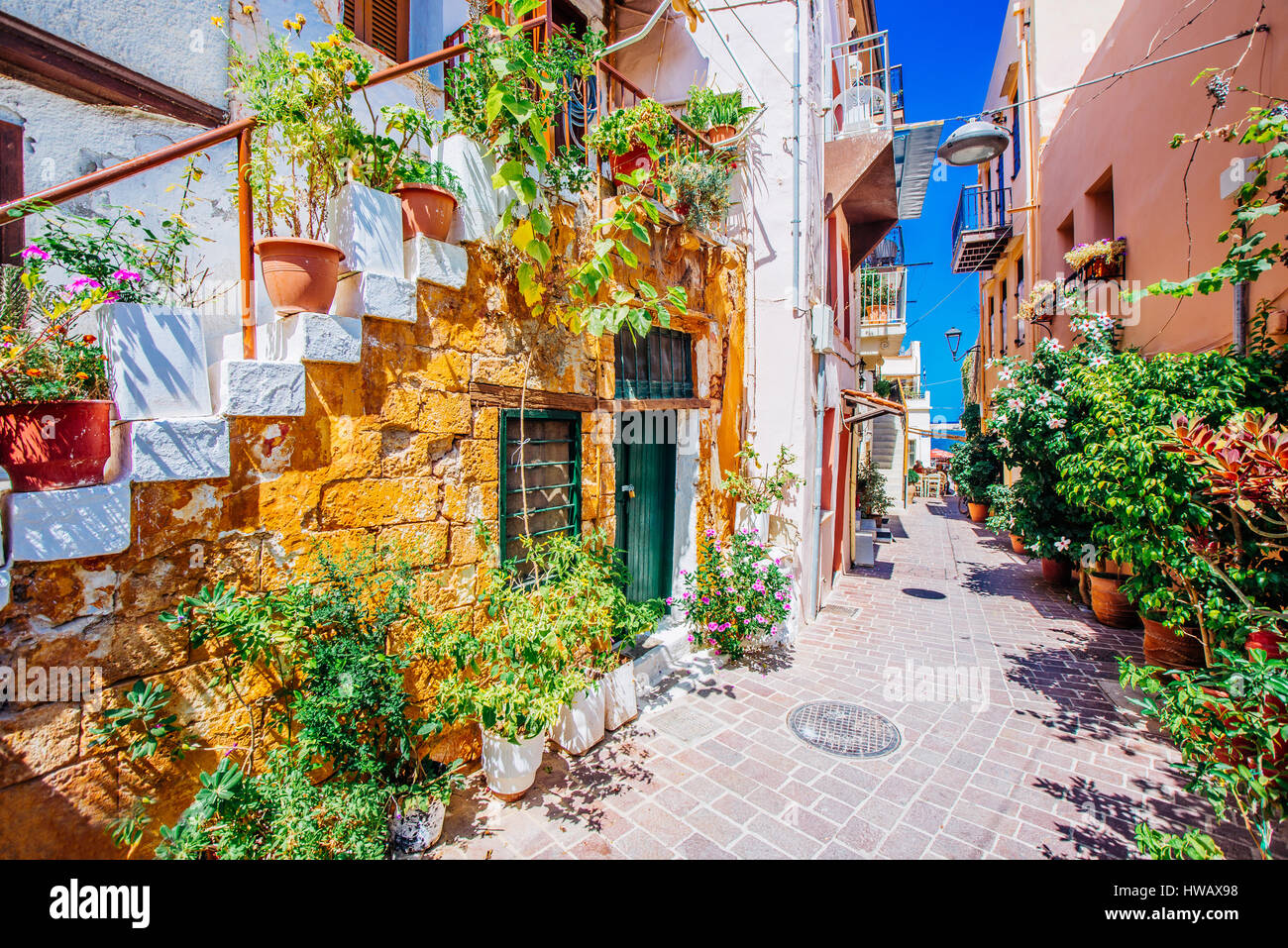 Pittoresca strada del mediterraneo con scale e vasi di fiori, Chania, isola di Creta, Grecia Foto Stock