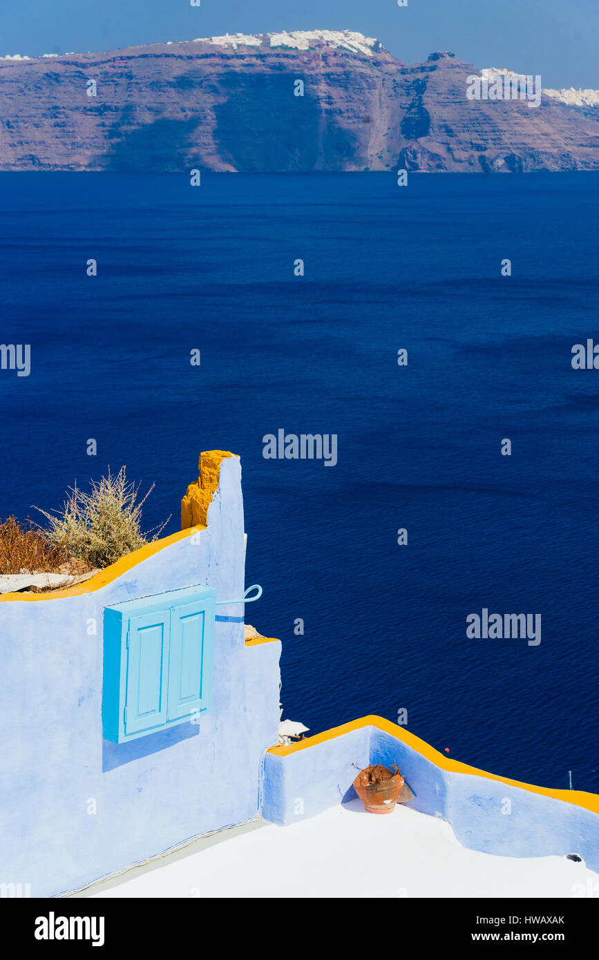 Tradizionale dettagli architettonici di santorini street, villaggio di Oia e caldera vulcanica vista, Grecia Foto Stock