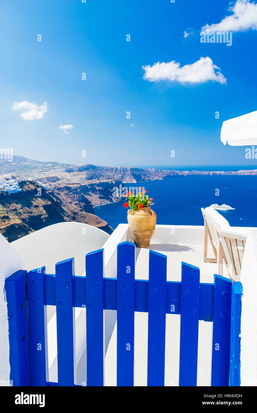 Messa a fuoco selettiva su blu con vista della caldera vulcanica, dettagli architettonici su imerovigli, Santorini Foto Stock