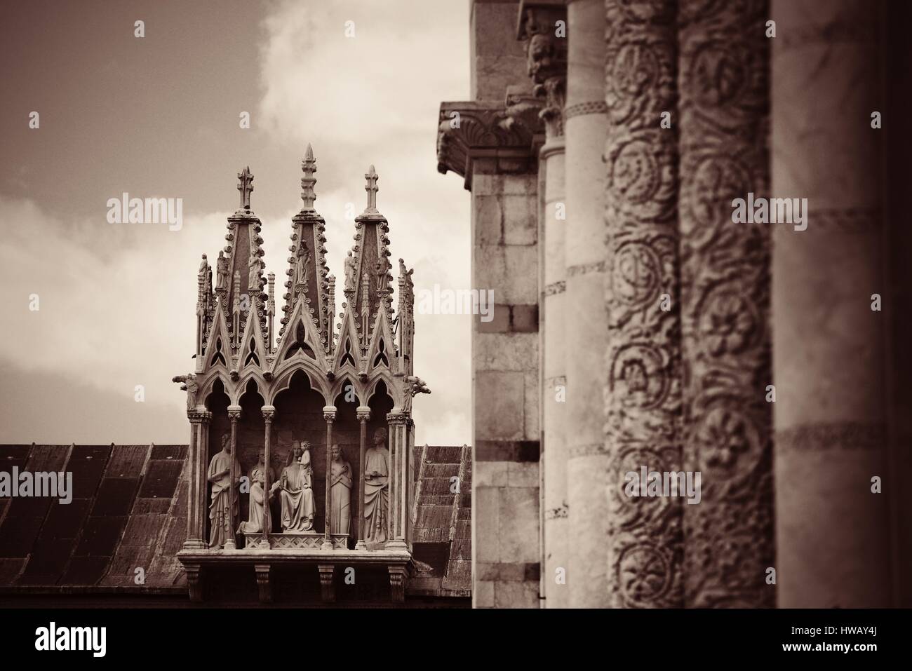Bellissimo modello dettaglio scultura di chiesa in Pisa Piazza dei Miracoli in Italia Foto Stock