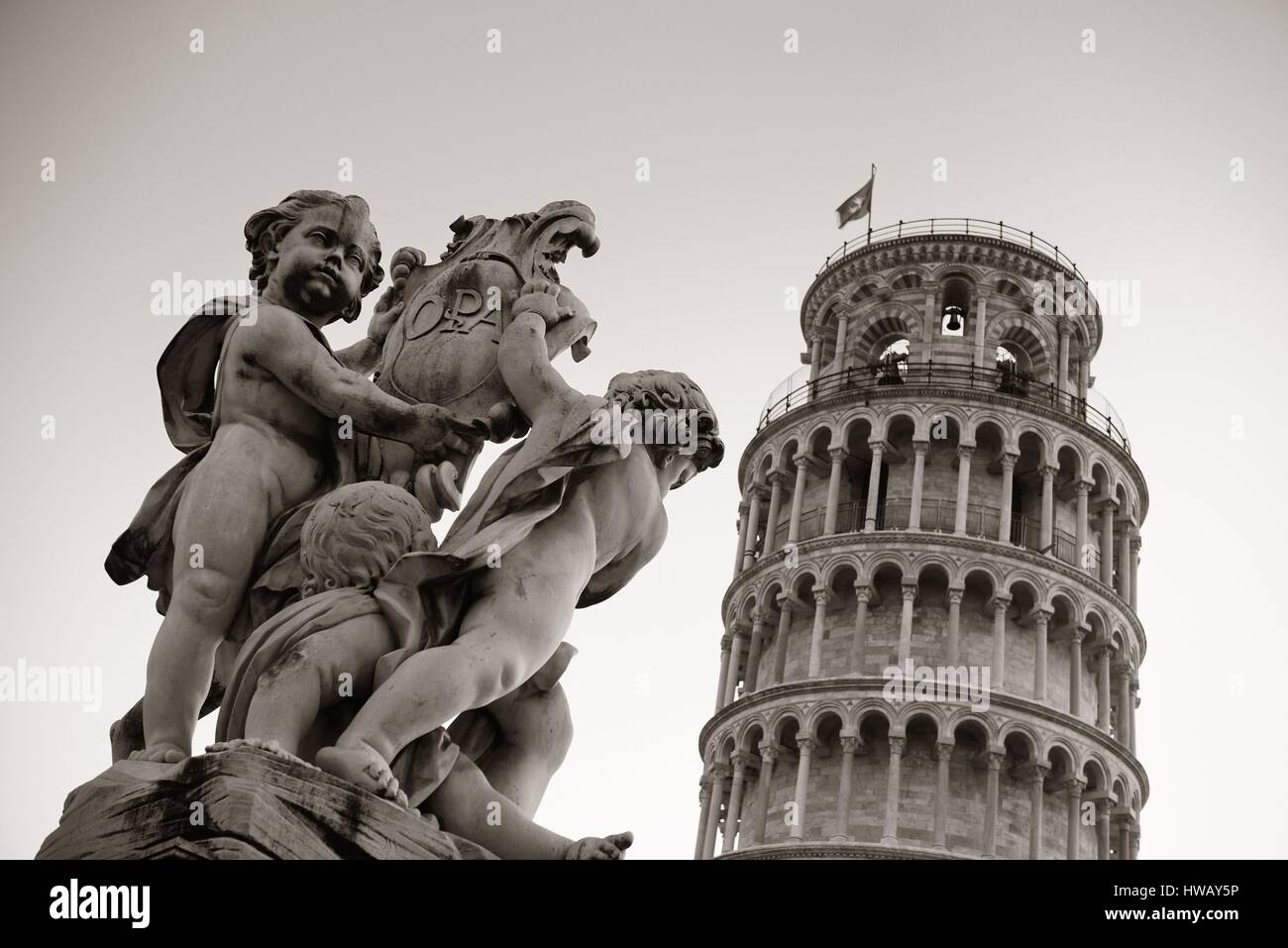 Torre pendente e fontana scultura di Pisa in Italia come in tutto il mondo un punto di riferimento noto. Foto Stock