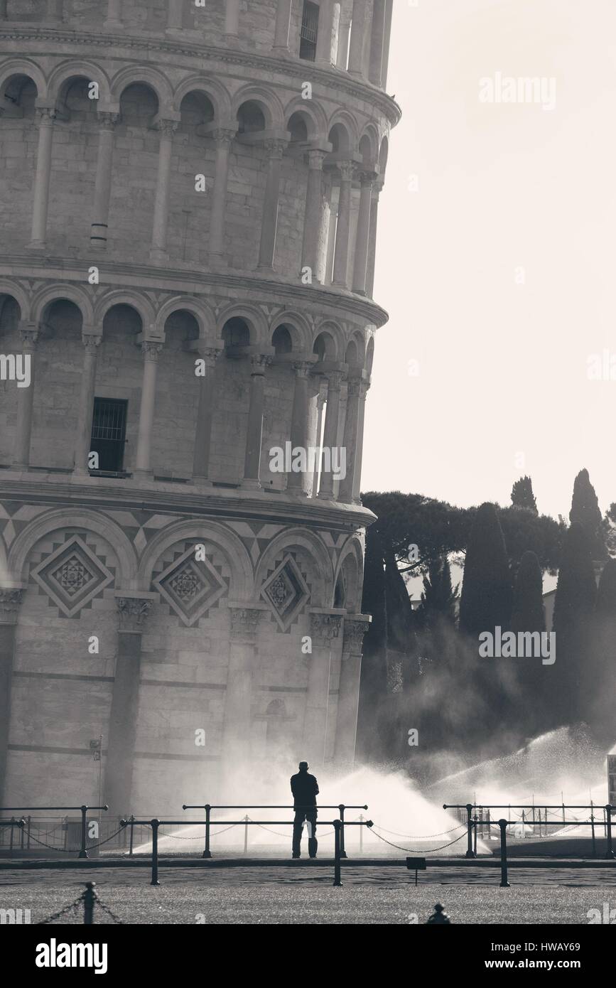 Torre pendente e uomo nella mattina di Pisa in Italia come in tutto il mondo un punto di riferimento noto. Foto Stock