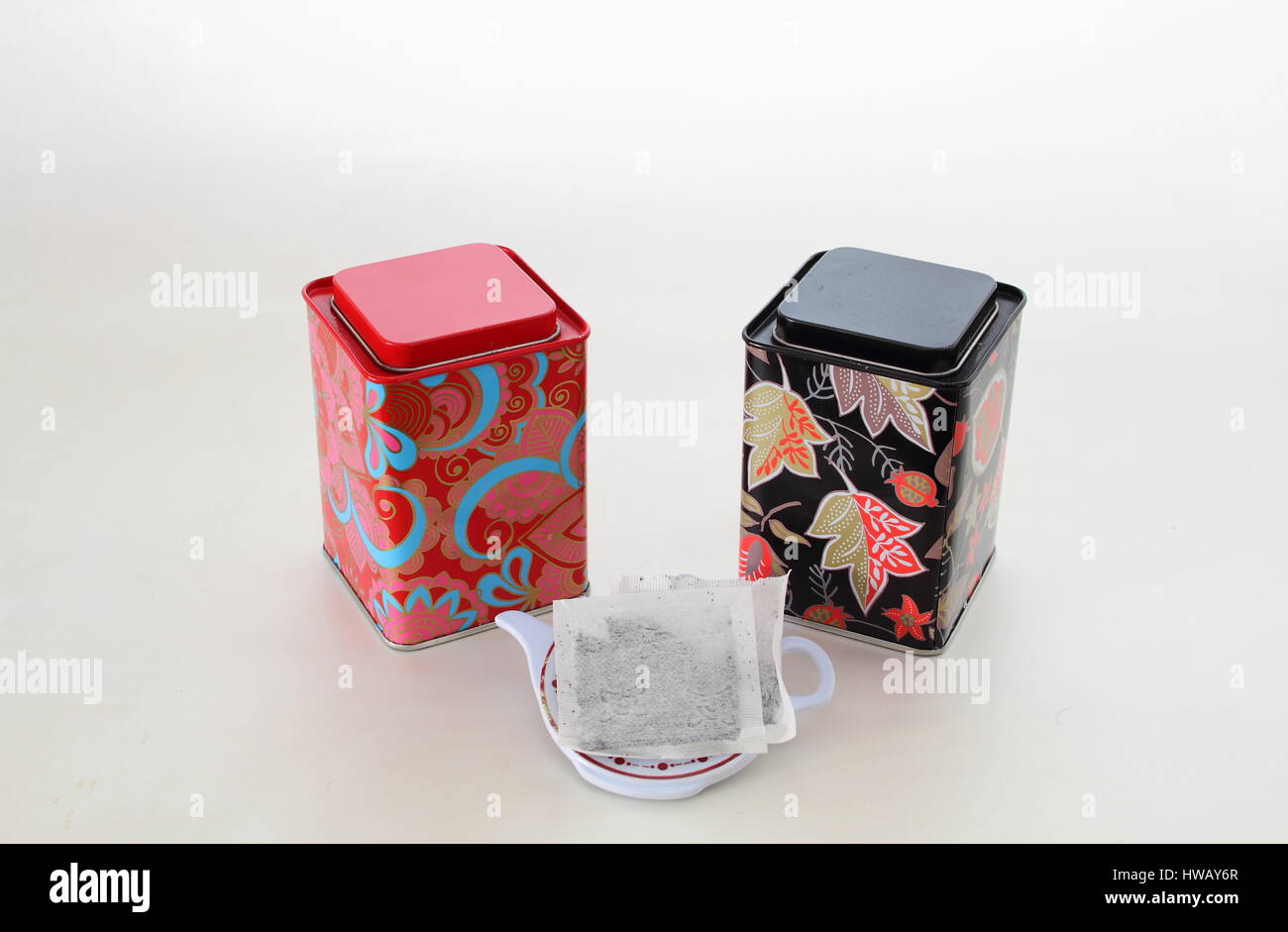 La realizzazione di una tazza di tè rinfrescante sfondo bianco formato orizzontale con spazio di copia Foto Stock La realizzazione di una tazza di tè rinfrescante sfondo bianco formato orizzontale con spazio di copia Foto Stock