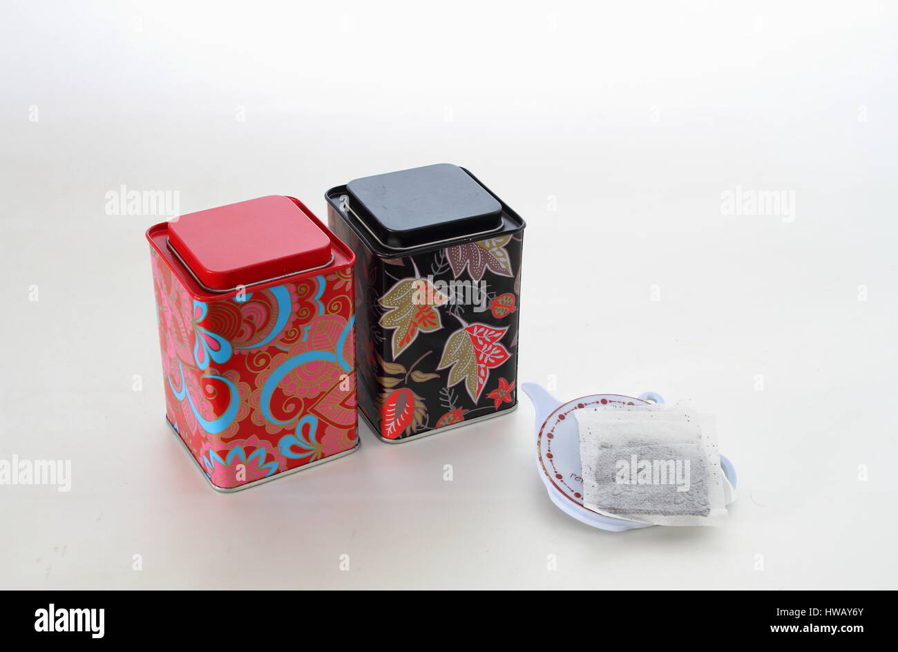 La realizzazione di una tazza di tè rinfrescante sfondo bianco formato orizzontale con spazio di copia Foto Stock La realizzazione di una tazza di tè rinfrescante sfondo bianco formato orizzontale con spazio di copia Foto Stock