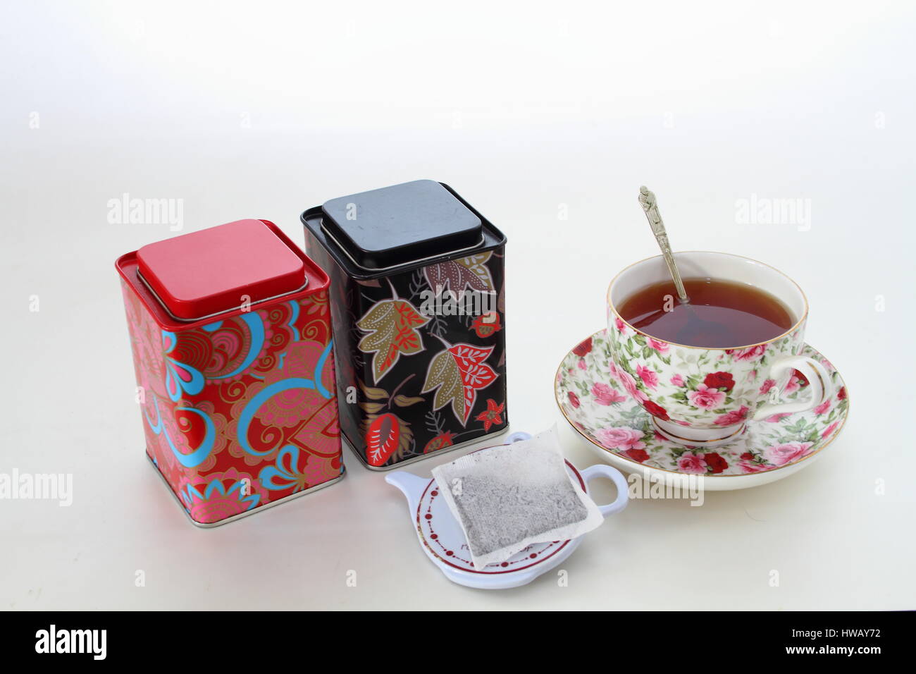La realizzazione di una tazza di tè rinfrescante sfondo bianco formato orizzontale con spazio di copia Foto Stock La realizzazione di una tazza di tè rinfrescante sfondo bianco formato orizzontale con spazio di copia Foto Stock