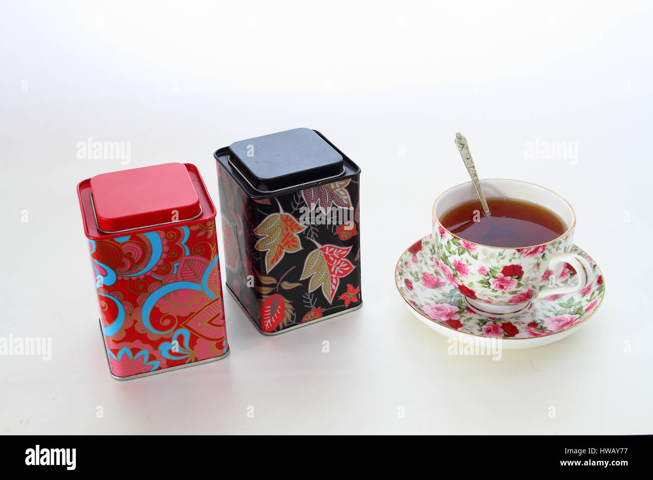La realizzazione di una tazza di tè rinfrescante sfondo bianco formato orizzontale con spazio di copia Foto Stock La realizzazione di una tazza di tè rinfrescante sfondo bianco formato orizzontale con spazio di copia Foto Stock
