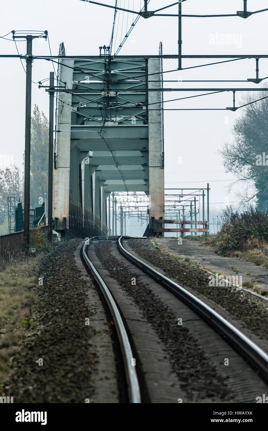 Single-track il piombo in un vecchio acciaio ponte ferroviario Foto Stock