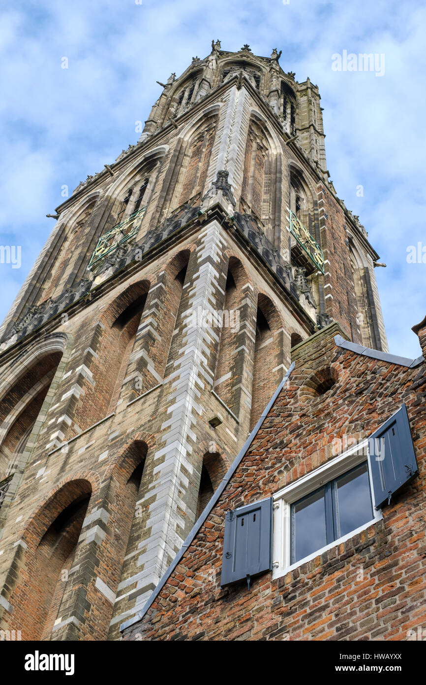 La torre della cattedrale Dom al di sopra di una casa con una finestra a Utrecht, Netehrlands Foto Stock
