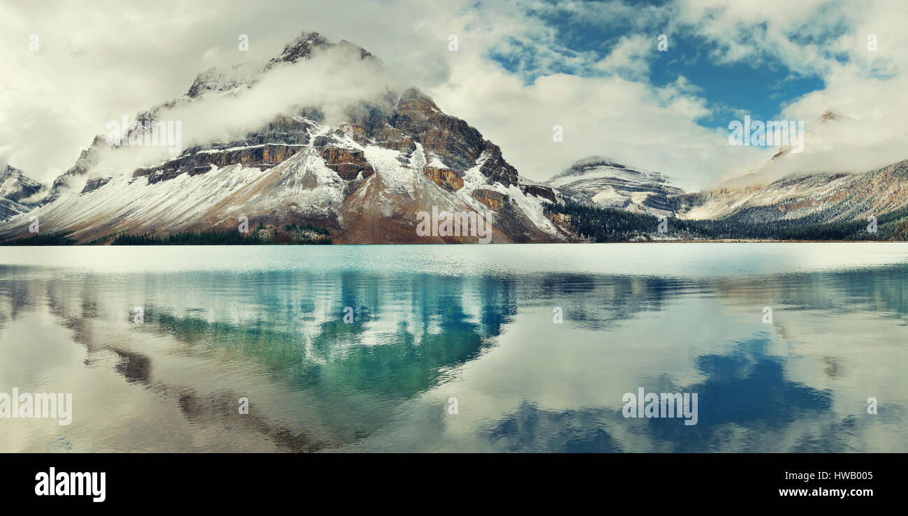 Al Lago Bow panorama riflessione con Snow capped mountain e la foresta nel Parco Nazionale di Banff Foto Stock