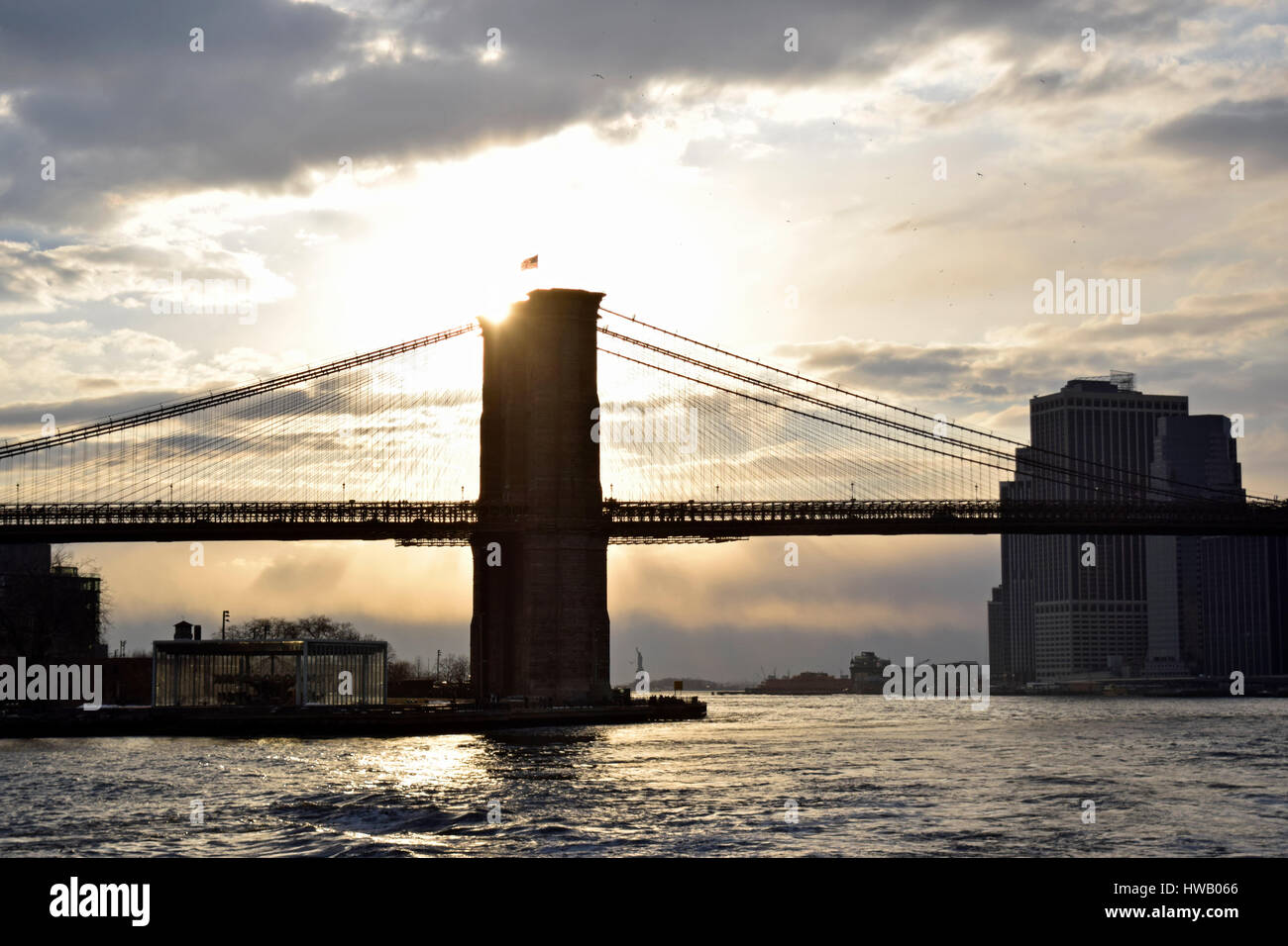 Il Ponte di Brooklyn al tramonto Foto Stock