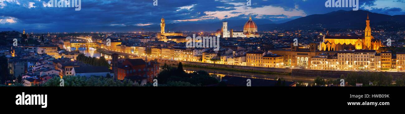 Orizzonte di Firenze vista dal Piazzale Michelangelo a panorama notturno Foto Stock