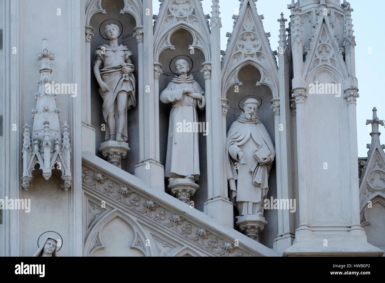 Le statue di San Vittore, Francesco di Assisi e San Nicola da Tolentino sulla facciata del Sacro Cuore del Suffragio chiesa di Ro Foto Stock