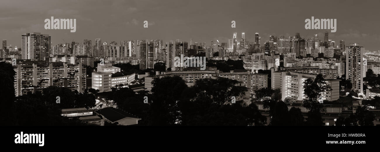 Lo skyline di Singapore dal Monte Faber di notte con edifici urbani Foto Stock