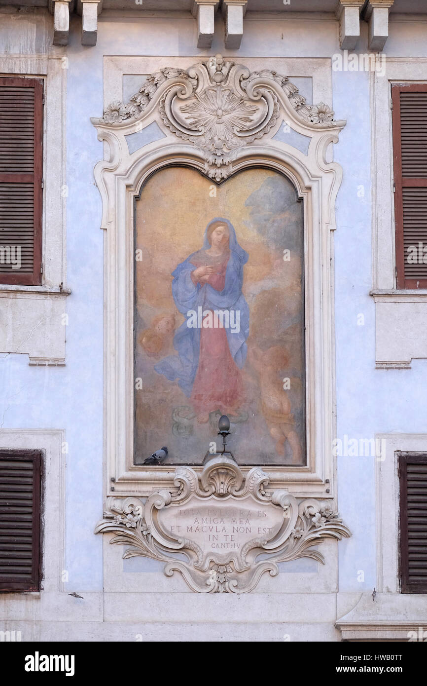 Immagine della Vergine Maria sulla facciata di un palazzo in Roma (Italia) il 02 settembre 2016. Foto Stock