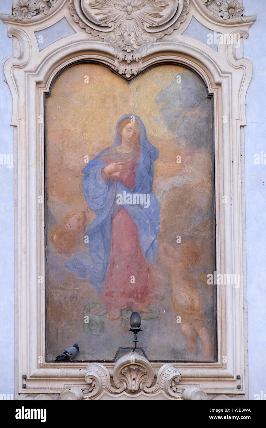 Immagine della Vergine Maria sulla facciata di un palazzo in Roma (Italia) il 02 settembre 2016. Foto Stock