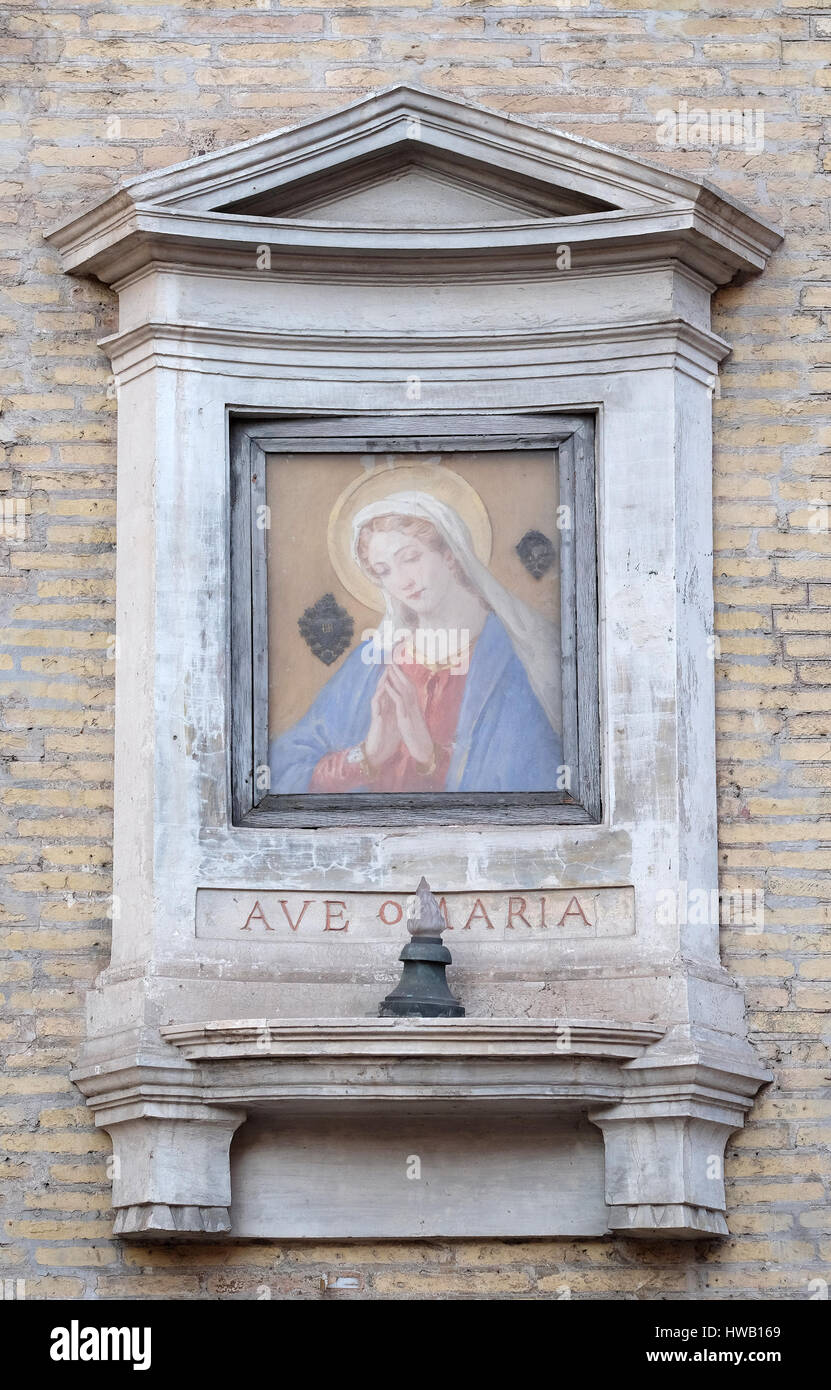Vergine Maria sulla facciata di un palazzo in Roma (Italia) il 02 settembre 2016. Foto Stock
