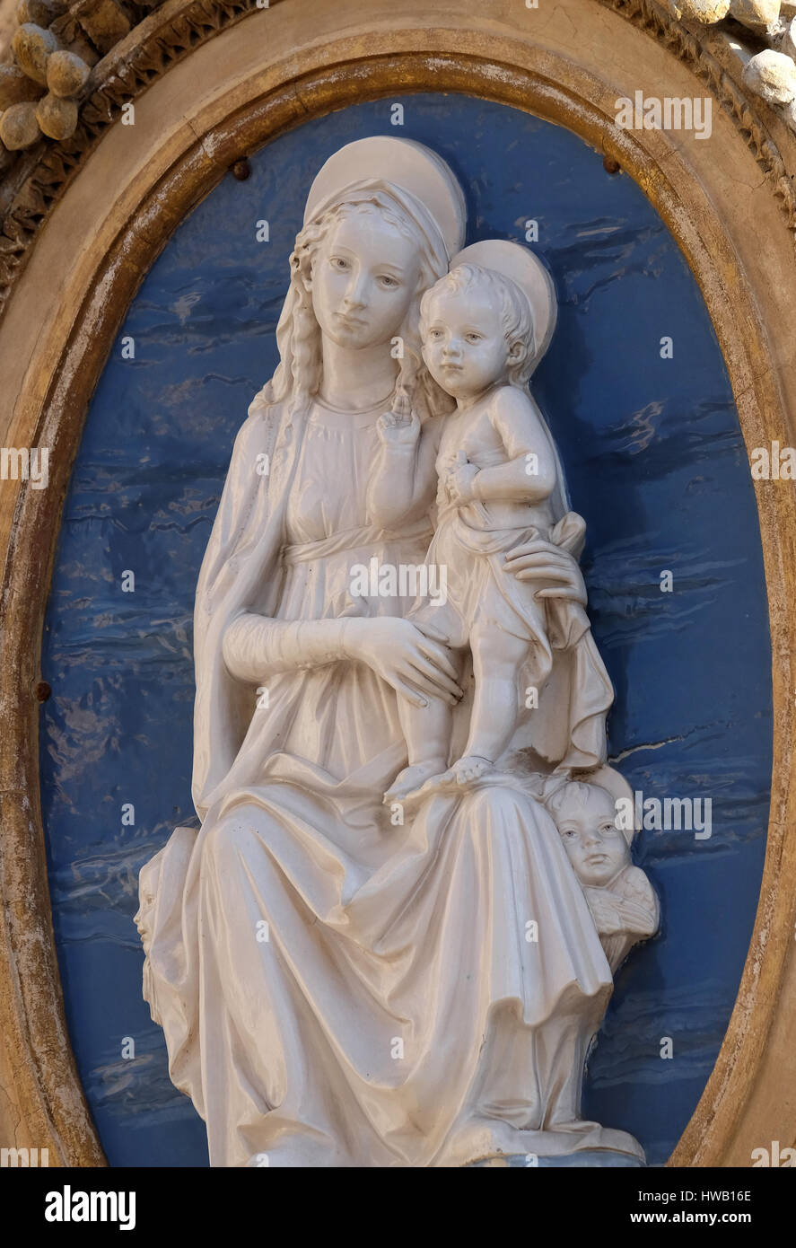 Vergine Maria con Gesù bambino sulla facciata di un palazzo in Roma (Italia) il 03 settembre 2016. Foto Stock