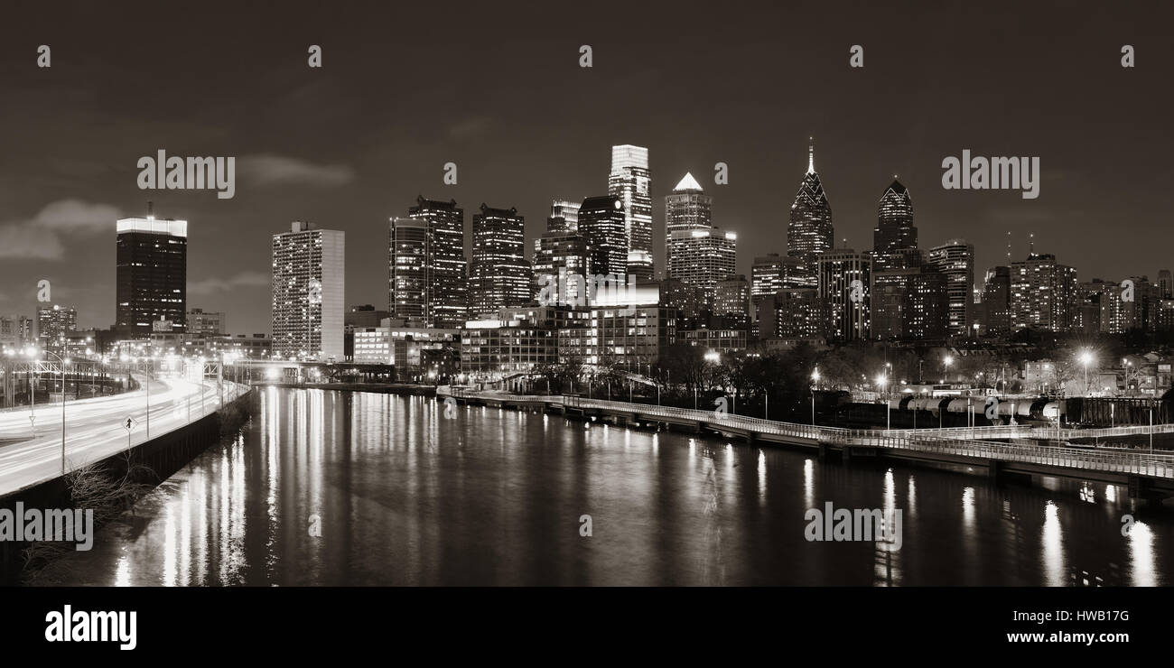 Philadelphia skyline notturno con architettura urbana. Foto Stock