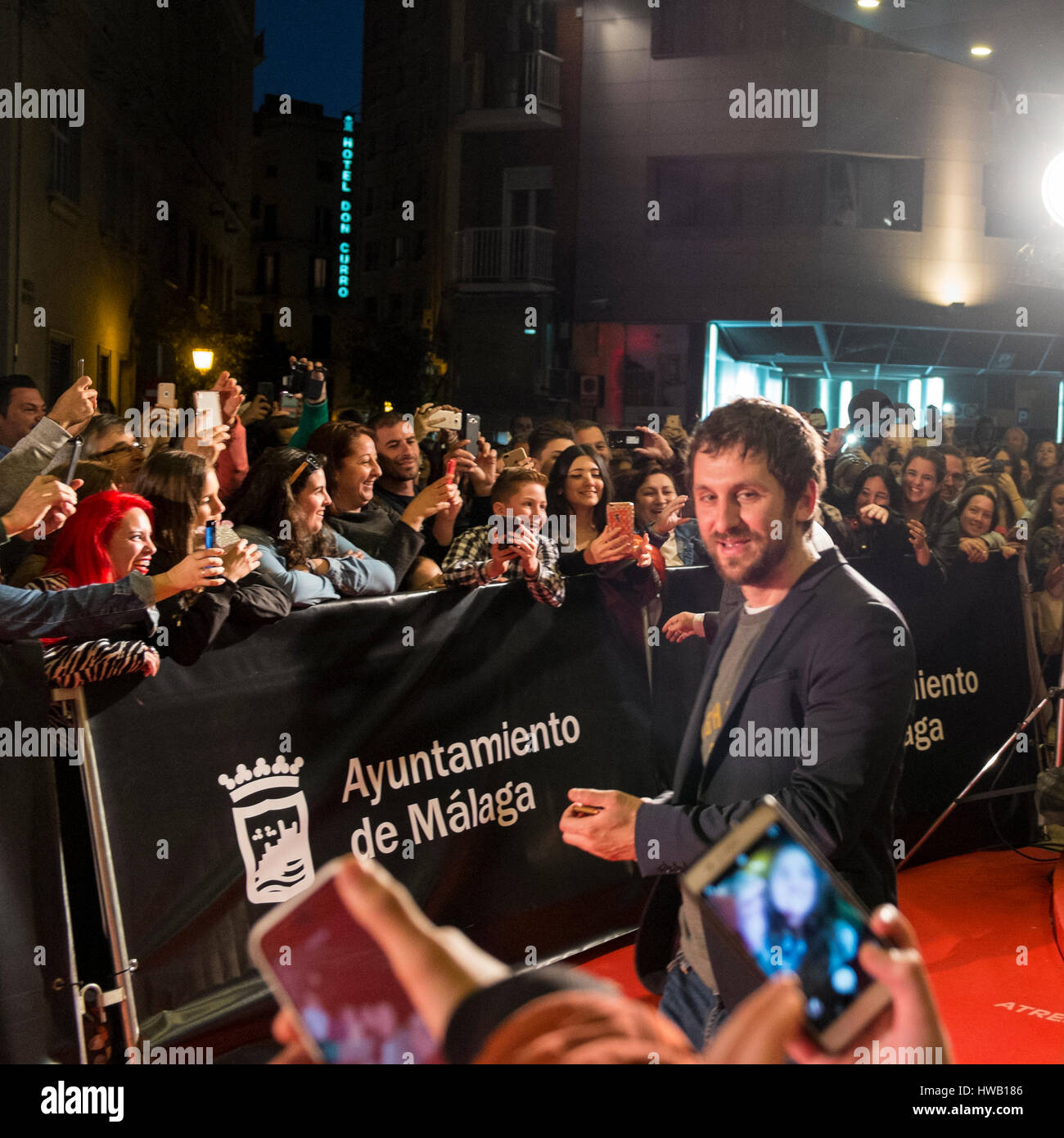 Le persone a vedere e fare fotografie di attori in l' ingresso dell' Hotel Málaga Palacio Foto Stock