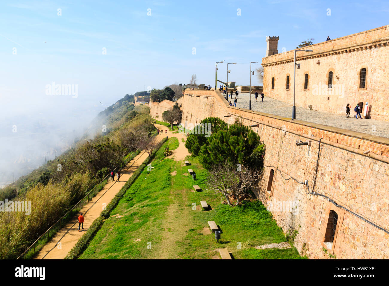 Mare di nebbia in salita verso il mare terrapieno, Montjuic Castell, Barcellona, Catalunya, Spagna Foto Stock