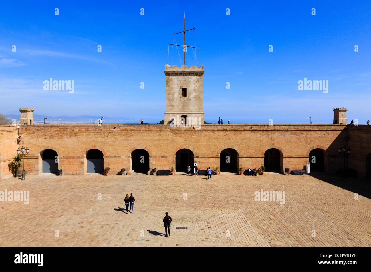 Parata a terra e la torre di avvistamento, Montjuic Castell, Barcellona, Catalunya, Spagna Foto Stock