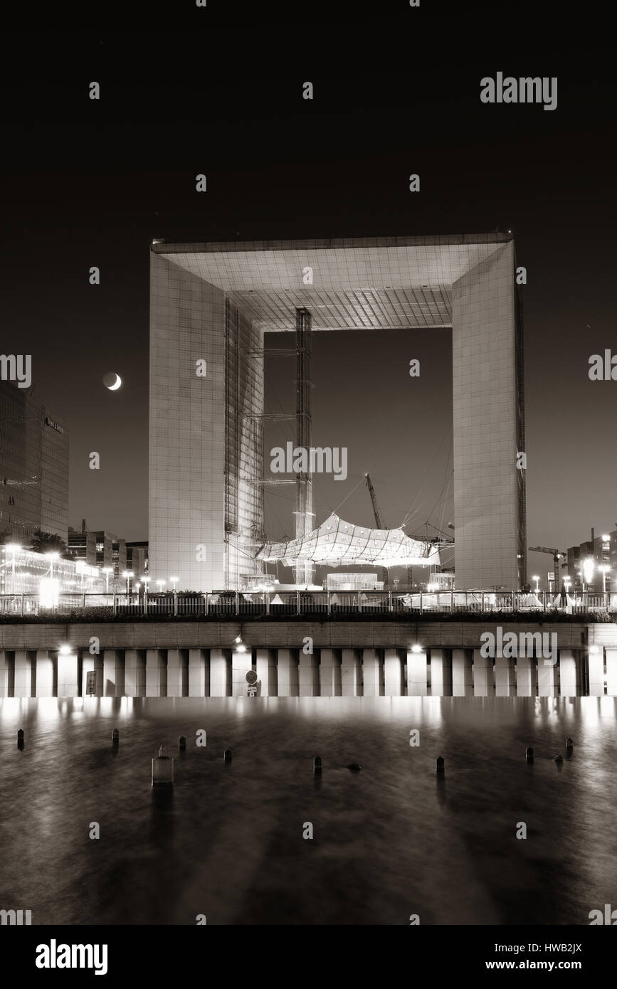Parigi, Francia - 13 Maggio: architettura contemporanea nel quartiere degli affari La Defense, il 13 maggio 2015 a Parigi. Con una popolazione di 2M, Parigi è la ca Foto Stock