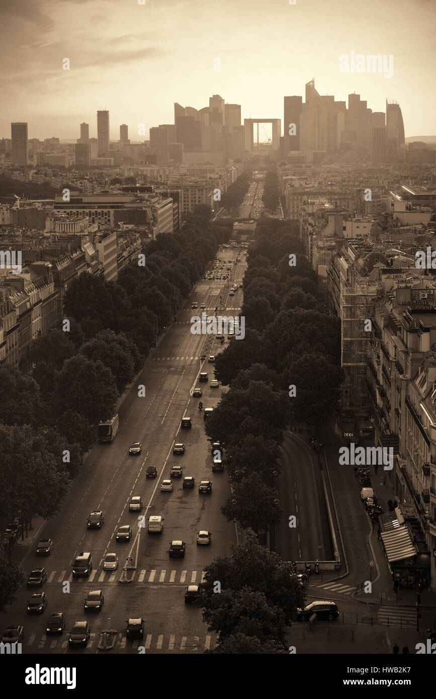 Parigi vista sul tetto dello skyline della città con il quartiere degli affari della Defense in Francia. Foto Stock