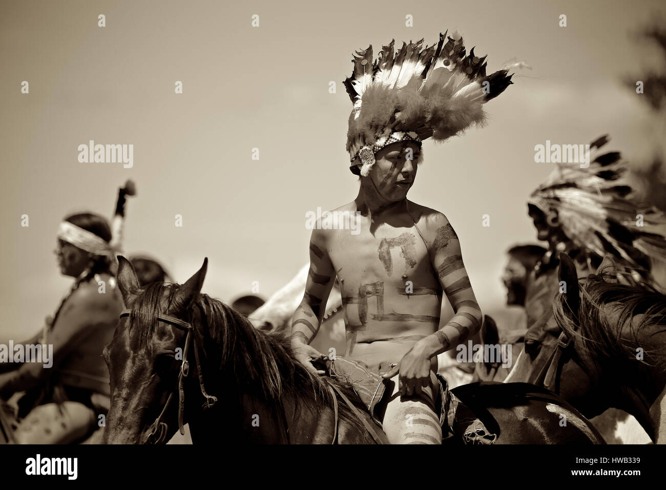 Nativi Indiani Americani Crazy cavallo di battaglia di Little Big Horn Custer's Last Stand rievocazione storica attore a cavallo Foto Stock