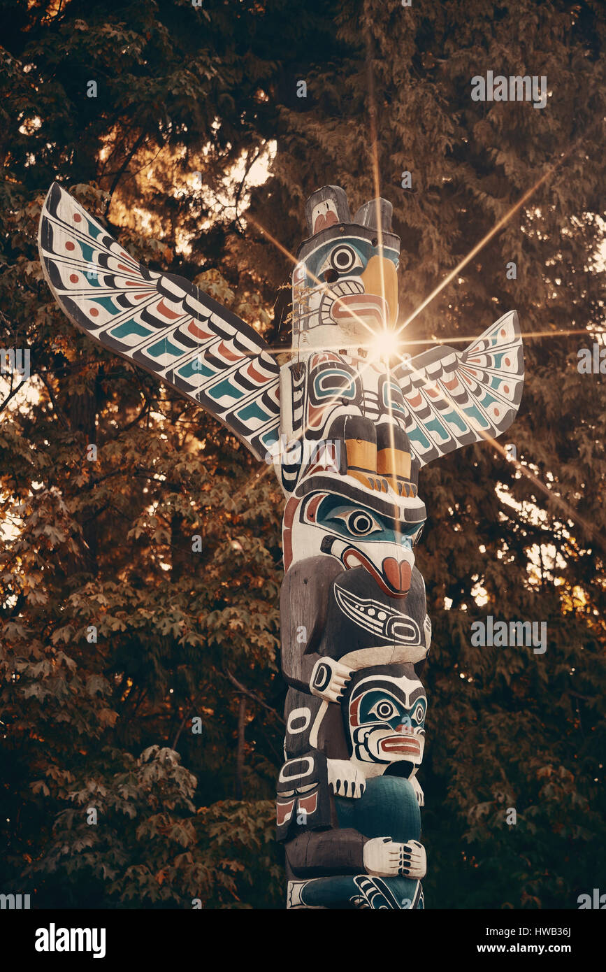 Indian totem con sun ray a Stanley Park a Vancouver in Canada. Foto Stock
