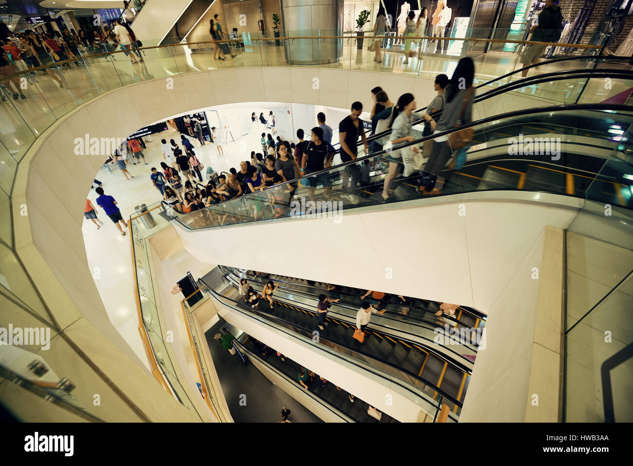 SINGAPORE - APR 5: Singapore city shopping mall vista interna il 5 aprile, 2013 a Singapore. Si tratta di 4-il più grande centro finanziario e 1 di 5 mondo busie Foto Stock