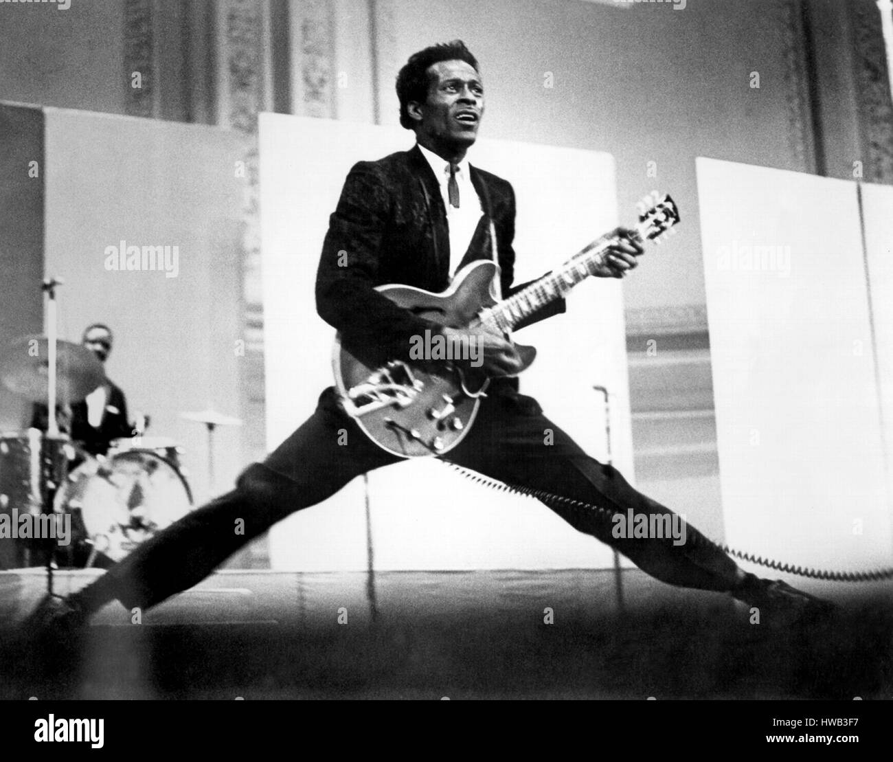 Ritratto di Charles Edward Anderson "" Chuck Berry (Ottobre 18, 1926 - Marzo 18, 2017). Visto qui nel 1957 è un Americano chitarrista, cantante e cantautore e uno dei pionieri del rock and roll music. Con canzoni come "aybellene" (1955), 'Roll Over Beethoven" (1956), "Rock and Roll Music" (1957) e "Johnny B. Goode" (1958), Berry raffinato e sviluppato il rhythm and blues in i principali elementi che hanno reso il rock and roll distintivo. La scrittura di testi che si è concentrato sulla vita teen e del consumismo, e lo sviluppo di una musica di stile che comprendeva assoli di chitarra e spettacolo, Berry era una grande influenza o Foto Stock