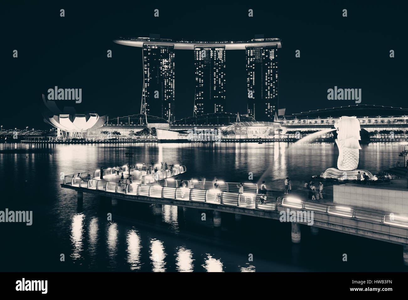 Lo skyline di Singapore di notte con edifici urbani Foto Stock