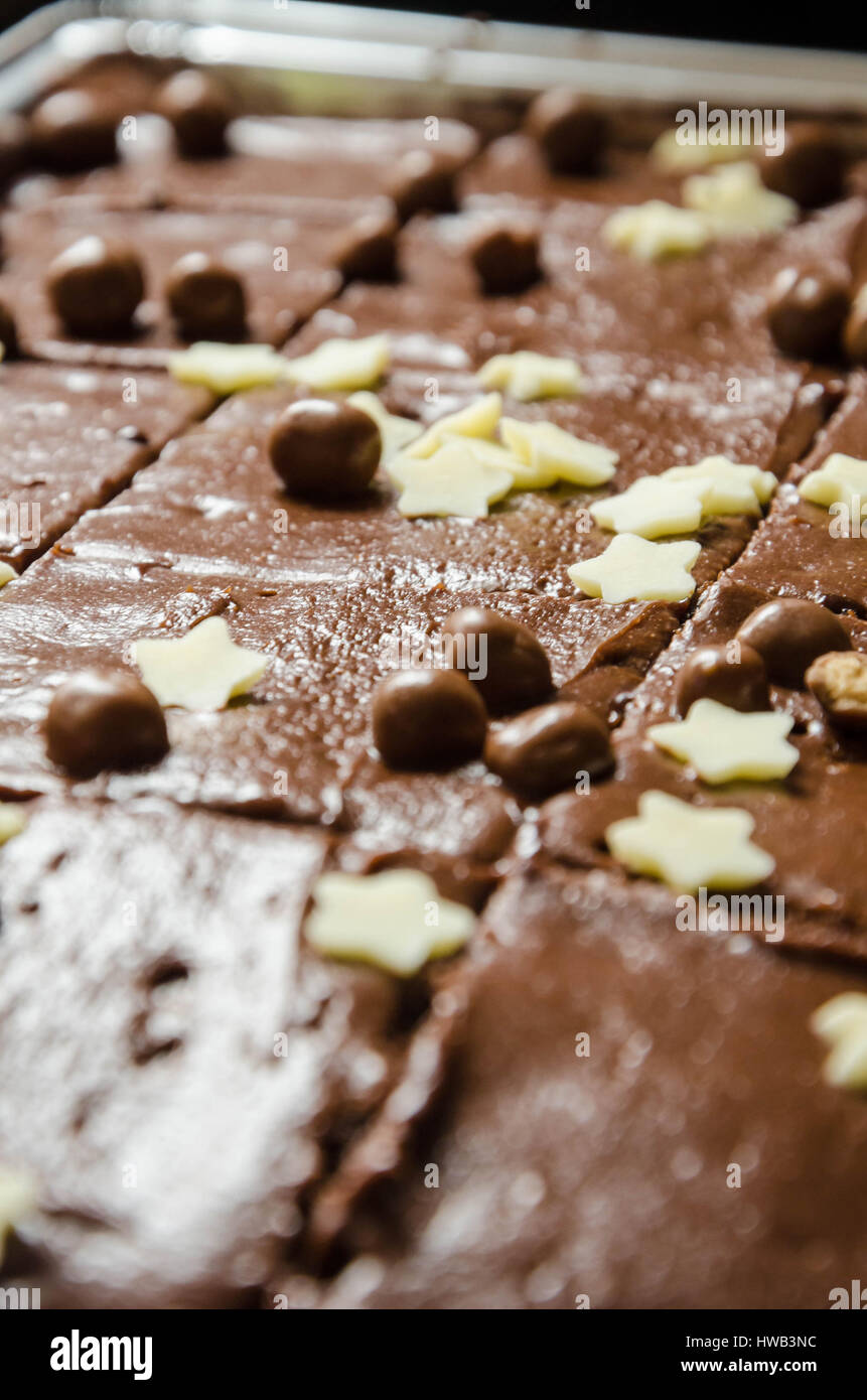 Un negozio ha acquistato il vassoio di cioccolato cuocere la torta. Foto Stock