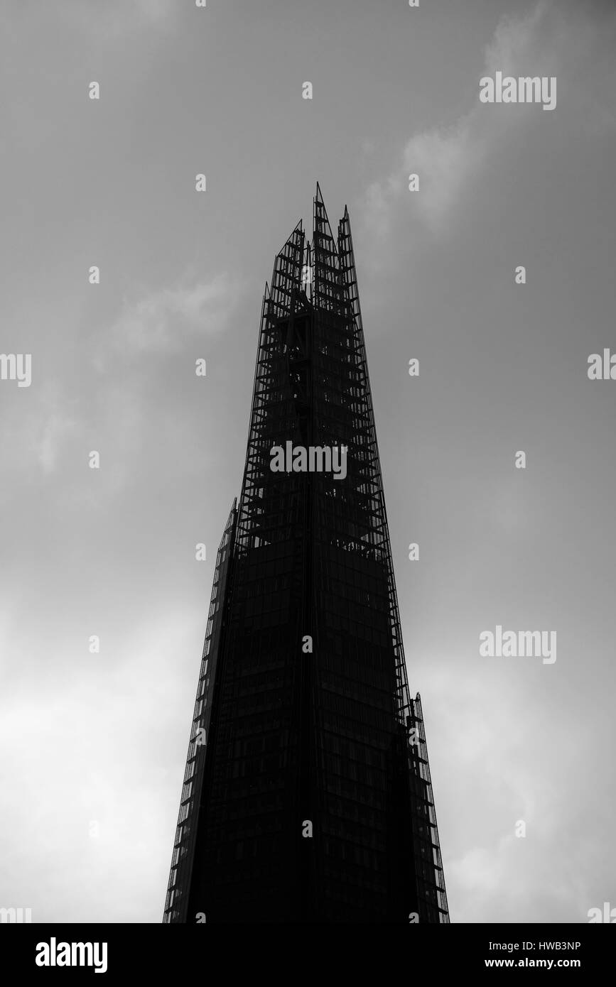 LONDON, Regno Unito - Sep 27: il coccio e architettura urbana Il 27 settembre 2013 a Londra, Regno Unito. il coccio è attualmente il più grande edificio del Parlamento Foto Stock