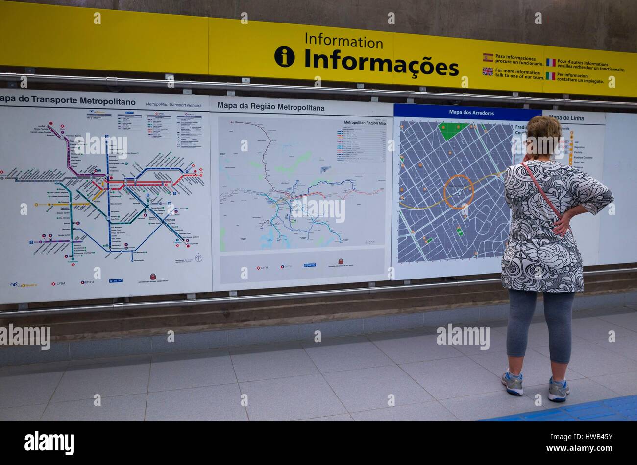 Il Brasile, Sao Paulo stato, Sao Paulo, viaggiatore controllare la mappa della metropolitana in una stazione della metropolitana Foto Stock