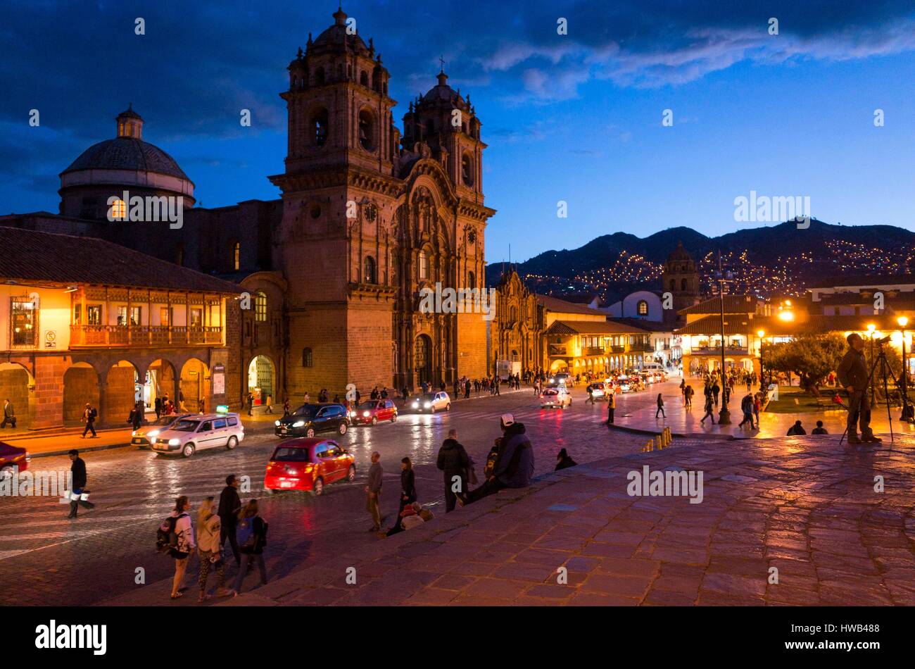 Perù Cusco, classificato come patrimonio mondiale dall UNESCO, Plaza de Armas si trova nelle Ande, la città divenne un sofisticato centro urbano sotto il suo capo inca Pachacutec quando conquistata dagli Spagnoli nel XVI secolo, le vecchie strutture inca sono stati mantenuti come basi per le costruzioni coloniali Foto Stock