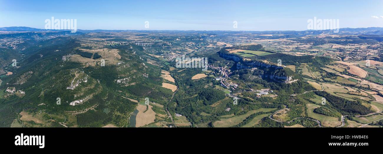 Francia, Aveyron, il roquefort sur Soulzon, Parc naturel régional des Grands Causses, il villaggio alla base della scogliera (vista aerea) Foto Stock