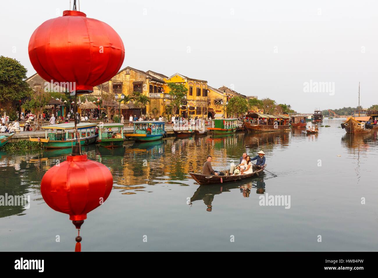 Il Vietnam, Quang Nam Provincia, Hoi An, elencato come patrimonio mondiale dall' UNESCO, lanterne e i turisti in una barca sul fiume Thu Bon Foto Stock